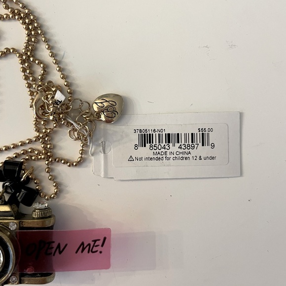 BRAND NEW Betsy Johnson Camera Necklace - Picture 3 of 4